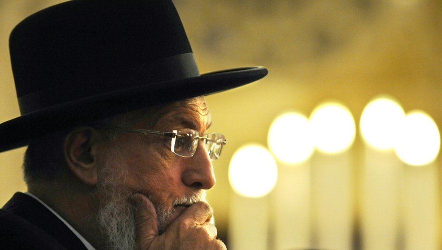 Joseph Sitruk lors d'une cérémonie à la Grande Synagogue le 15 avril 2016 à Paris