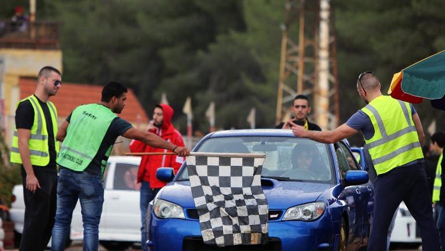 Un conducteur est prêt à s'élancer sur le circuit lors d'une course automobile, épreuve qui a repris pour la première fois depuis le début de la guerre, près de Damas, le 31 octobre 2014
