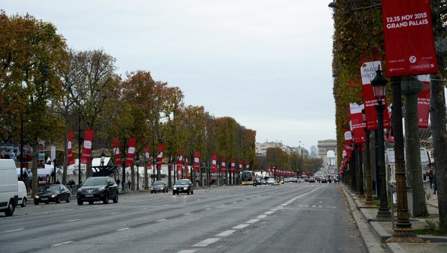 L'avenue des Champs Elysées quasiment désertée par les automobilistes à Paris, le 14 novembre 2015