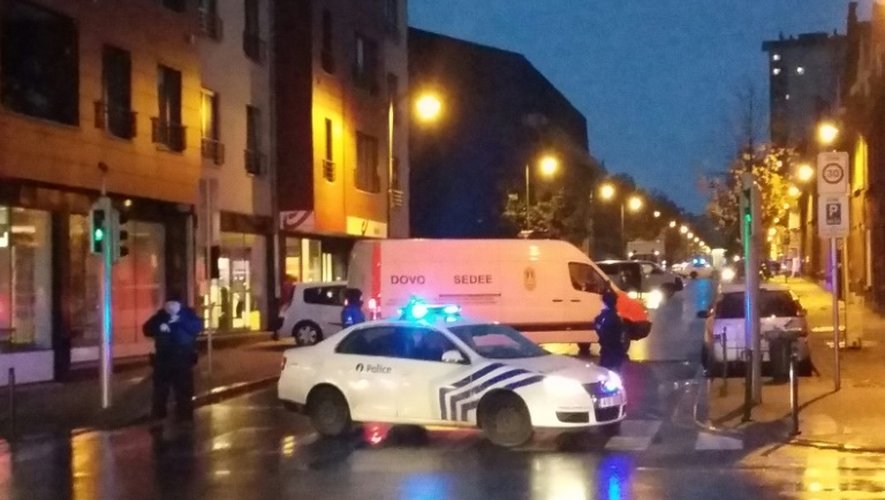 Vaste opération de police dans le quartier de Molenbeek, à Bruxelles, durant laquelle plusieurs personnes ont été arrêtées en lien avec l'enquête sur les attentats de Paris, le 15 novembre 2015