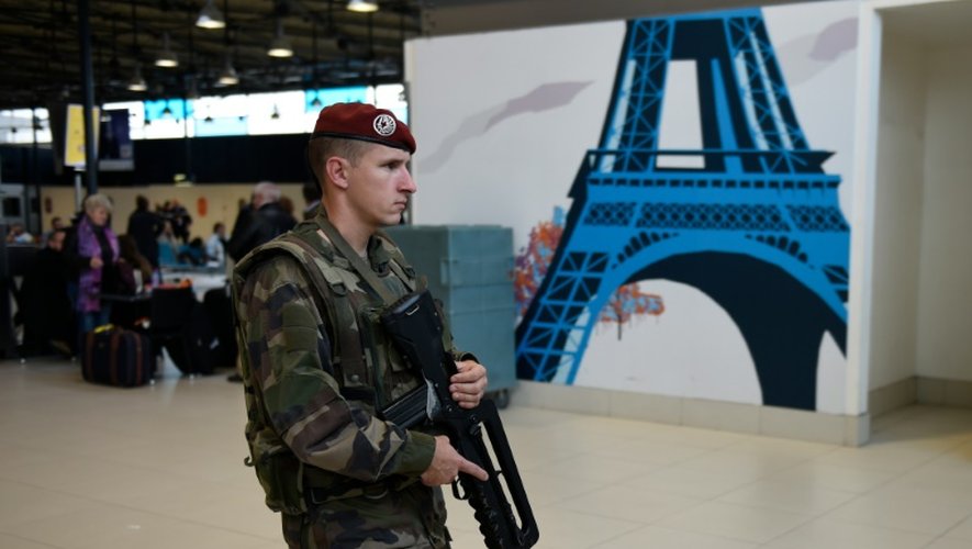 Un soldat français patrouille dans l'aéroport Charles-de-Gaulle à Roissy, dans le Val d'Oise, le 14 novembre 2015