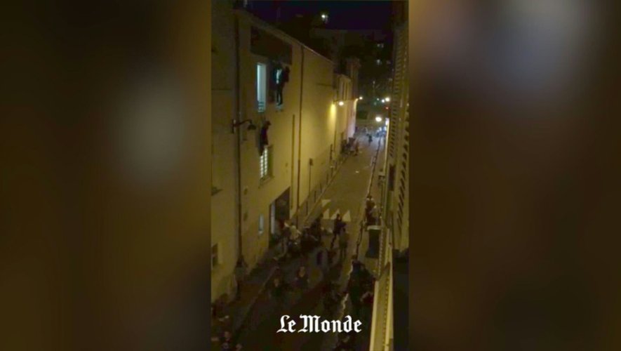 Image extraite d'une vidéo tournée sur un smartphone par un journaliste du Monde montrant des otages du Bataclan suspendus à une fenêtre de la salle de concert ou fuyant dans la rue pendant l'attaque, le 13 novembre 2015 à Paris