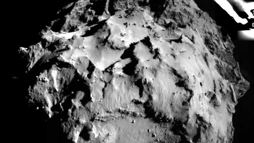 Photo transmise le 12 novembre 2014 par l'Agence spatiale européenne (ESA) montrant la comètre "Tchouri" lors de la descente du robot Philae