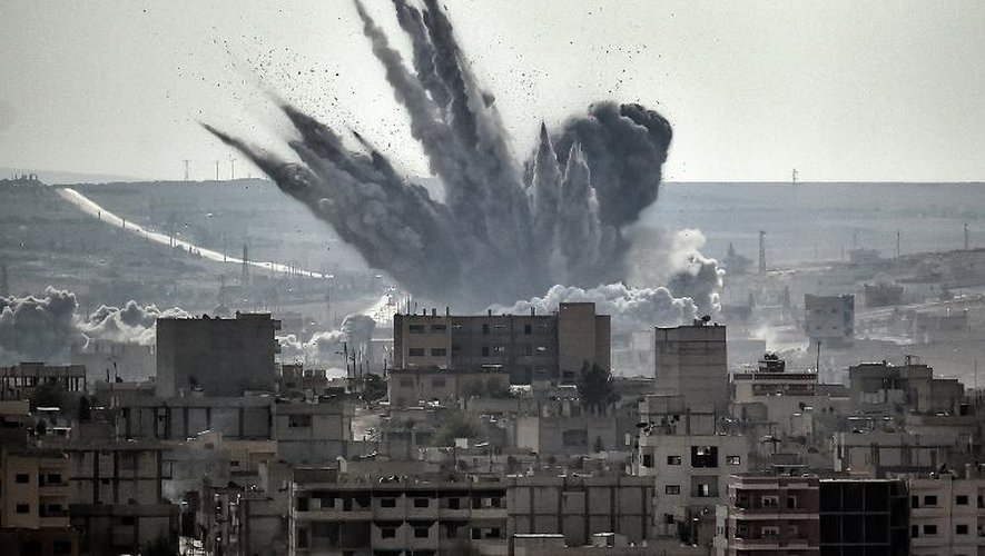 Une explosion au-dessus de la ville syrienne de Kobané le 13 novembre 2014
