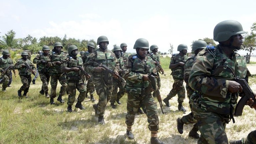 Des soldats nigérians en manoeuvre près de Lagos le 18 octobre 2013
