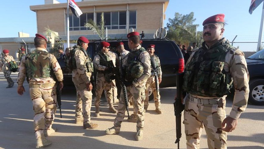 Des soldats irakiens sur la base aérienne Al-Asad, dans la province d'Anbar, le 11 novembre 2014