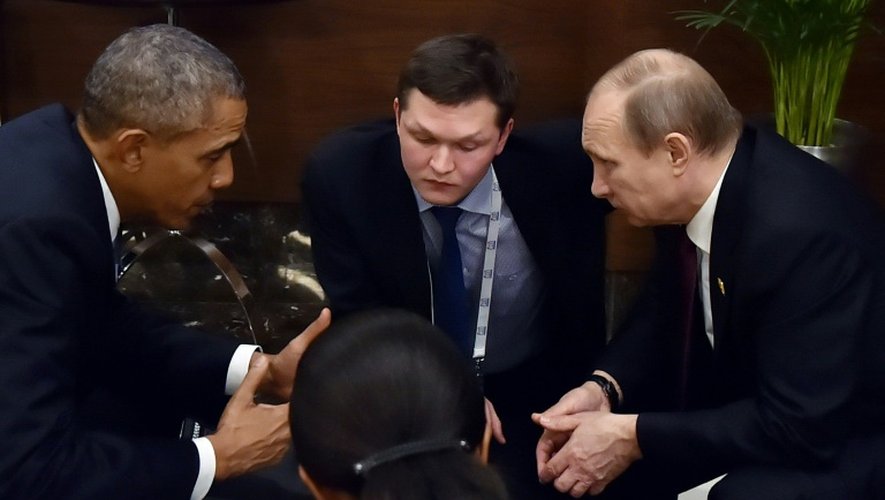 Le président américain Barack Obama discute avec son homologue russe Vladimir Poutine, lors du sommet du G20 à Antalya, en Turquie