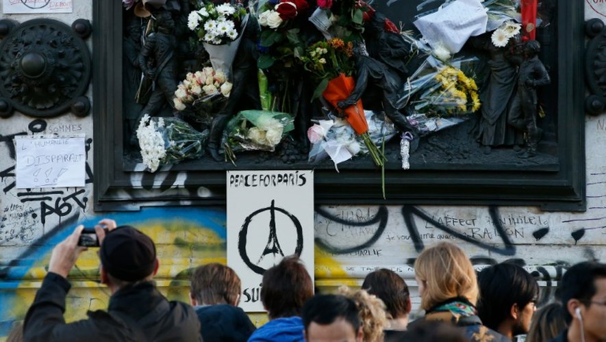 Des messages et fleurs déposés Place de la République à Paris, le 15 novembre 2015, après les attentats meurtriers