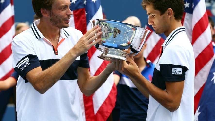 Les Français Nicolas Mahut (g) et Pierre-Hugues Herbert après leur victoire en double à l'US Open, le 12 septembre 2015 à New York