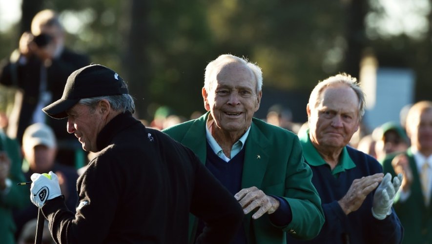 Les golfeurs américains Arnold Palmer (c) et Jack Nicklaus (d), le Sud-Africain Gary Player (g), le 7 avril 2016 à Augusta, en Georgie