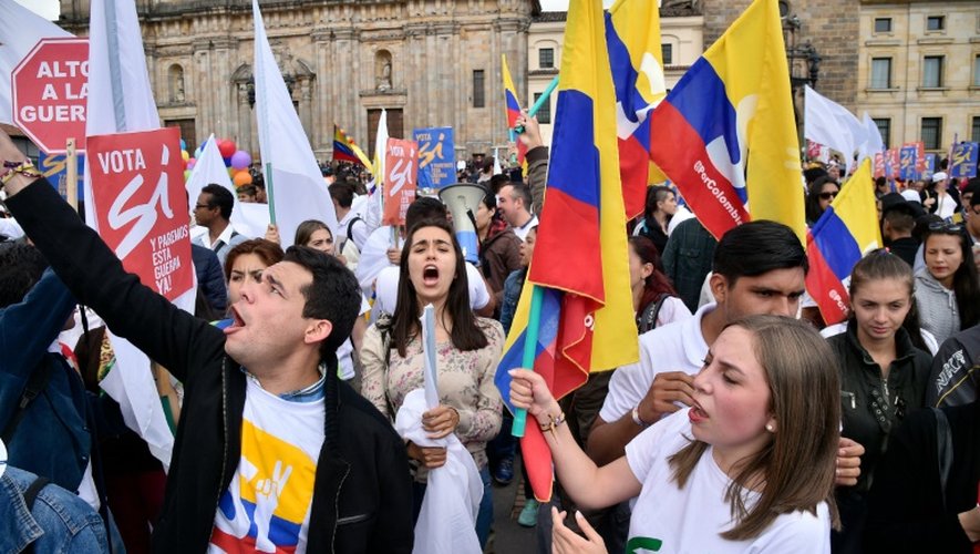 Des personnens célèbrent l'accord de paix avec la guérilla des Farc et le gouvernement, à Bogota en Colombie le 26 septembre 2016