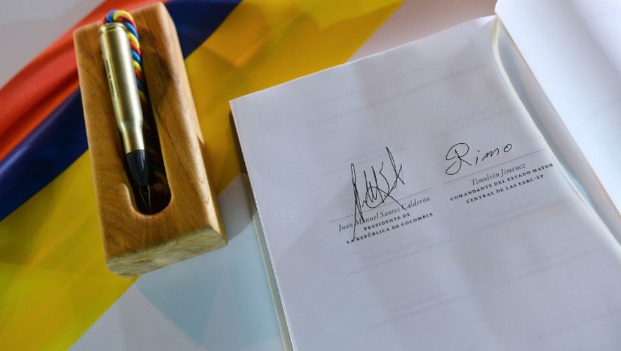 L'accord de paix signé des deux parties, le président colombien Juan Manuel Santos et le leader des FARC Timochenko