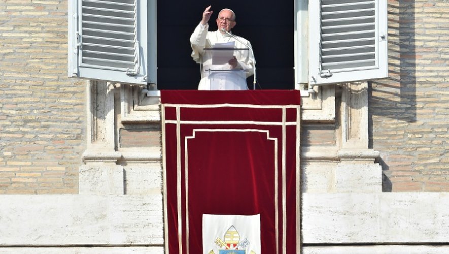 Le pape François délivre un message après les attentats de Paris lors de la prière de l'Angélus, le 15 novembre 2015 à Rome