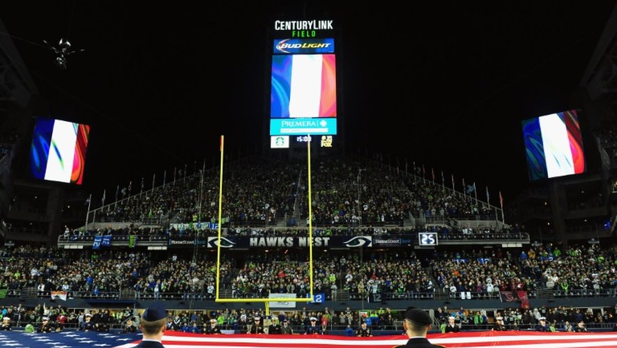 Des drapeaux français sont hissés, le 15 novembre 2015 dans un stade à Seattle en hommage aux victimes des attaques de Paris