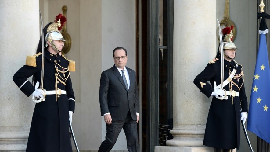 Le président François Hollande sur le perron de l'Elysée, le 15 novembre 2015 à Paris