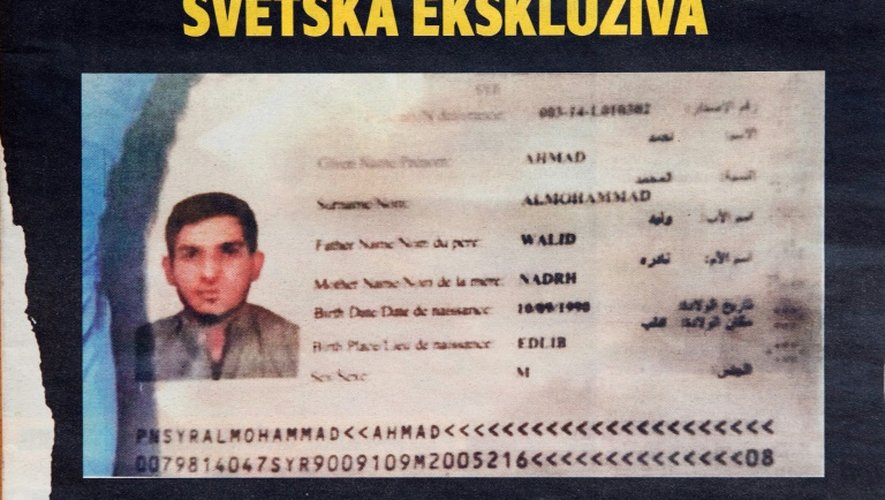 La Une du magazine serbe "Blic", le 15 novembre 2015 à Belgrade, montrant le passeport syrien trouvé par la police sur les lieux d'une des attaques à Paris