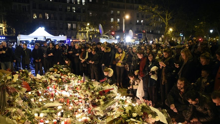 Des personnes rassemblés devant le Bataclan en hommage aux victimes des attentats, le 15 novembre 2015 à Paris