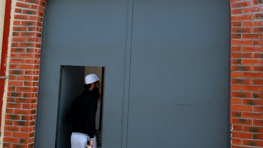 Un homme entre dans le centre culturel musulman de Romilly-sur-Seine, où vivent les parents d'Omar Ismaïl Mostefaï, un des assaillants du Bataclan, le 15 novembre 2015