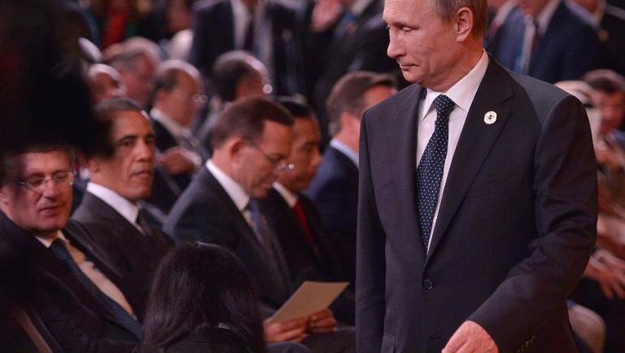 Le président russe Vladimir Poutine passe devant le Premier ministre canadine Stephen Harperet le président Barack Obama à son arrivée au G20 le 15 novembre 2014 à Brisbane