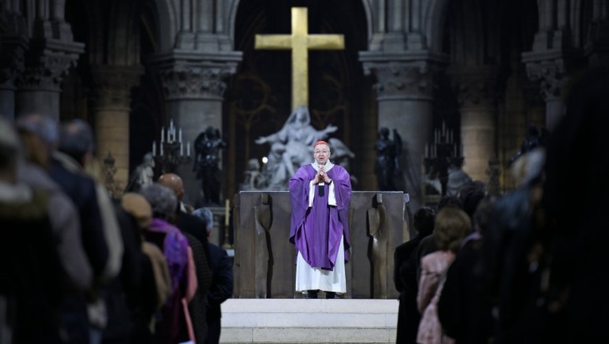 L'archevêque de Paris, André Vingt-Trois, célèbre une messe en hommage aux victimes des attentats dans la cathédrale Notre-Dame de Paris le 15 novembre 2015