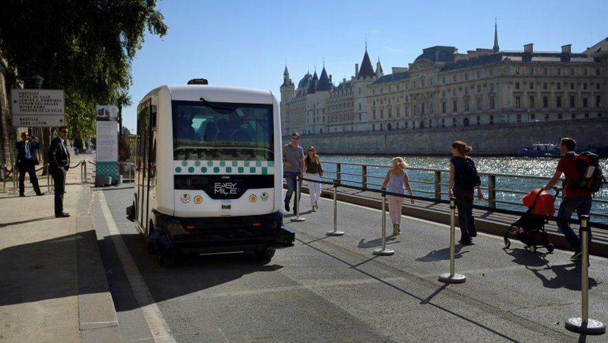 Un bus électrique roule sur les voies sur berges à Paris, le 24 septembre 2016