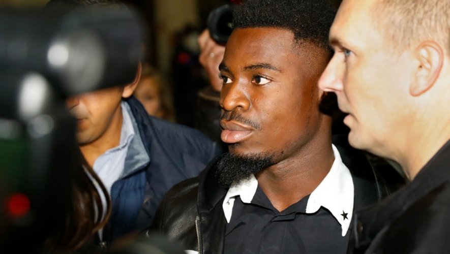 Le défenseur ivoirien du PSG Serge Aurier (c), le 26 septembre 2016 au Palais de justice de Paris