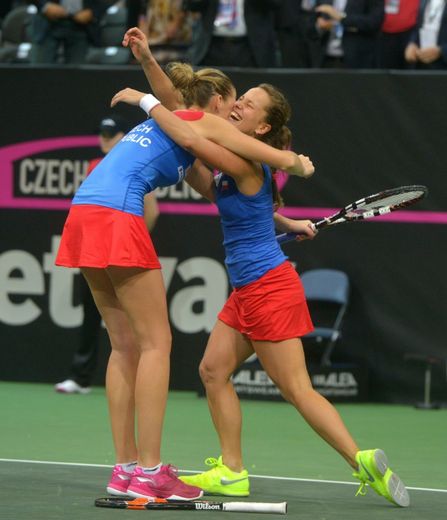 La paire tchèque Karolina Pliskova-Barbora Zahlavova Strycova après sa victoire face à la Russie en Fed Cup, le 15 novembre 2015 à Prague