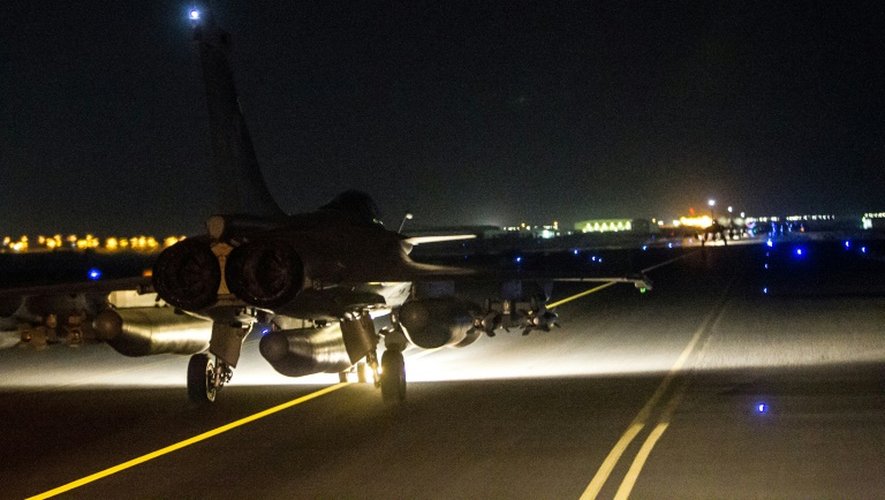 Photo fournie par l'Etablissement de Communication et de Production Audiovisuelle de la Défense (ECPAD) française le 15 novembre 2015 montrant un avion de combat Rafale décollant des Emirats Arabes Unis pour bombarder Raqa
