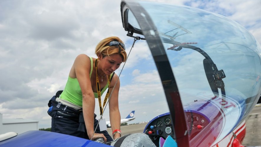 Mélanie Astles, membre de l’Equipe Nationale de France de Voltige, vérifie son avion à Chateauroux le 18 août 2015