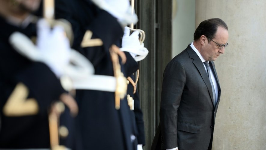 Le président François Hollande sur le perron de l'Elysée le 15 novembre 2015 à Paris