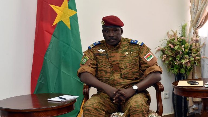 L'homme fort du Burkina Faso, le lieutenant-colonel Isaac Zida, au Conseil économique et social à Ouagadougou, le 14 novembre 2014