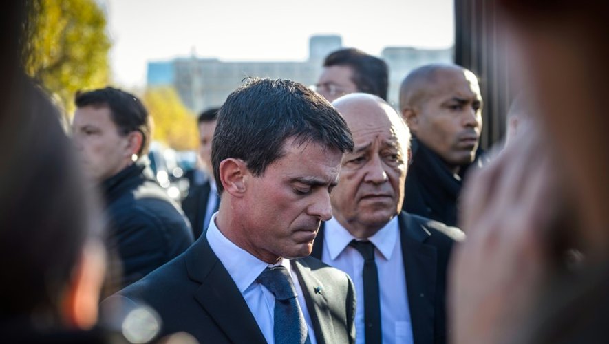 Manuel Valls et Jean-Yves Le Drian le 15 novembre 2015 à l'Ecole Militaire à Paris