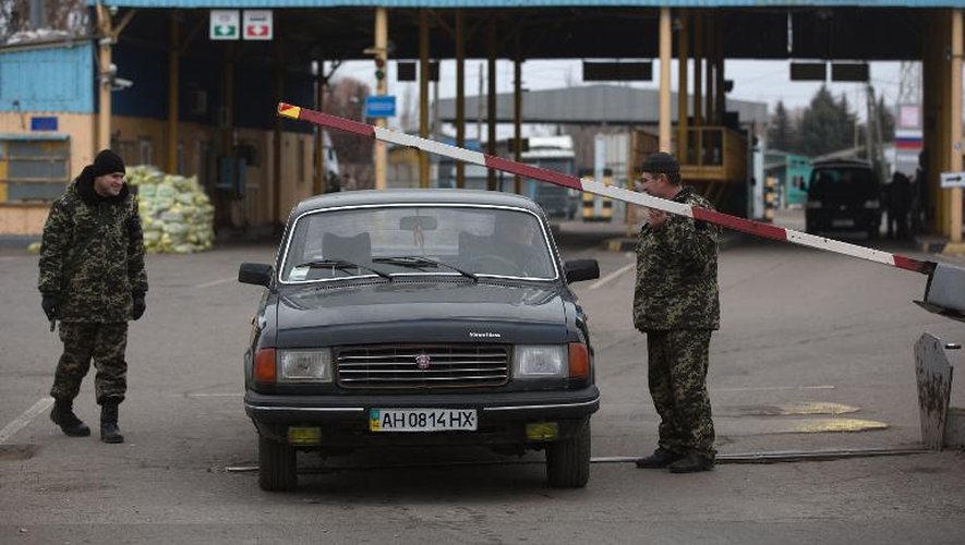 Des gardes-frontières de la République autoproclamée de Donetsk contrôlent un poste de passage vers la Russie, le 15 novembre 2014, dans l'est de l'Ukraine