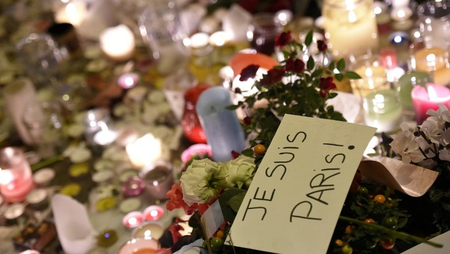 Fleurs en  hommage aux victimes le 15 novembre 2015 près du Bataclan à Paris