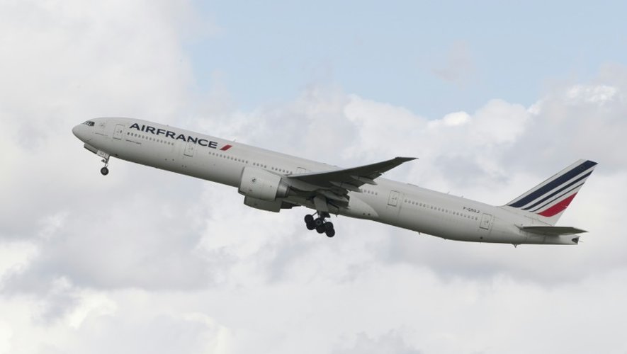 Parti dimanche matin de l'aéroport d'Orly pour la Guyane, l'appareil, un Boeing 777 transportant 289 passagers, s'est retrouvé en difficulté peu après le décollage