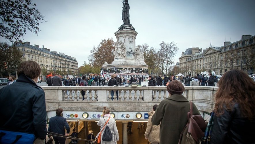 Les usagers entrent dans le métro place de la République le 16 novembre 2015 à Paris