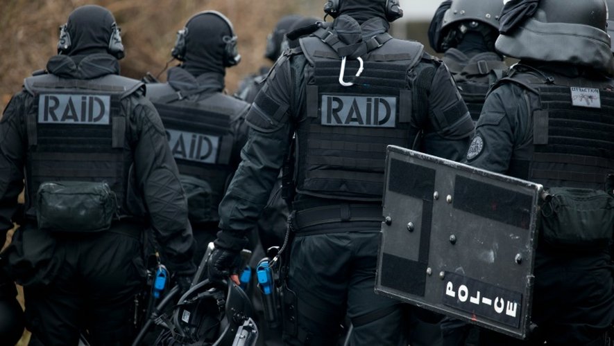 Une opération du Raid, l'unité d'élite de la police nationale, ici le 30 mars 2016 en entraînement à Sens, était en cours vers 15H00 pour retrouver l'auteur des coups de feu.