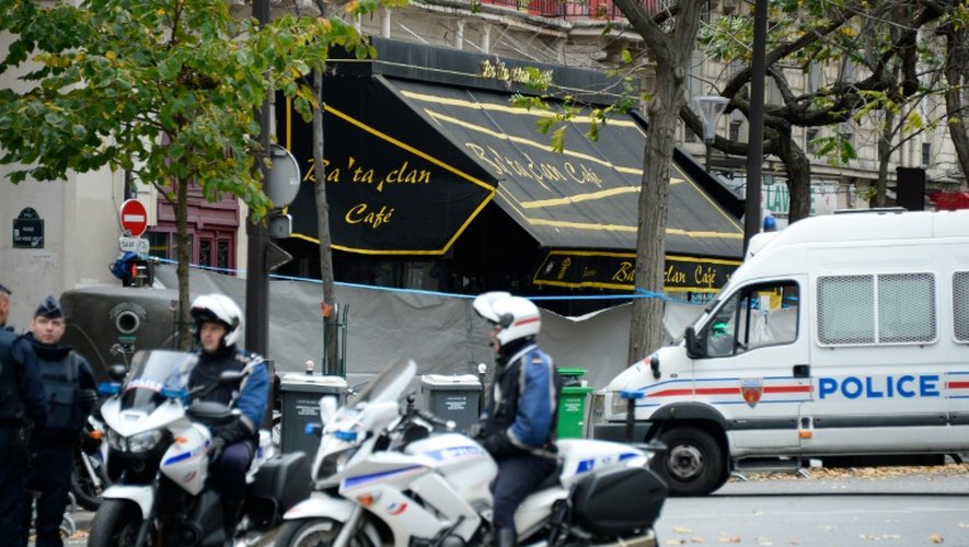 Forces de l'ordre devant le Bataclan le 16 novembre 2015 à Paris
