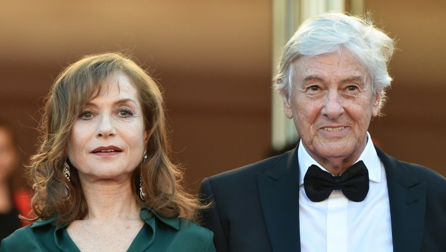 Le réalisateur néerlandais Paul Verhoeven (d) et l'actrice française Isabelle Huppert présentent le fils "Elle" au festival de Cannes, le 21 mai 2016