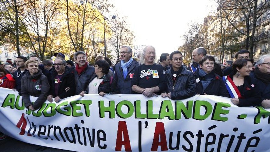 Le leader du Parti de gauche Jean-Luc Mélenchon  (3è à g) et le secrétaire national du parti communiste Pierre Laurent (5e à g) lors d'une manifestation contre l'"austérité" à Paris le 15 novembre 2014