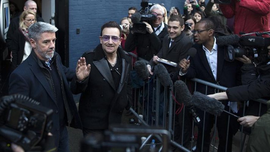 Le chanteur de U2, Bono, quitte le studio d'enregistrement d'une chanson destinée à lever des fonds contre Ebola, à Londres, le 15 novembre 2014