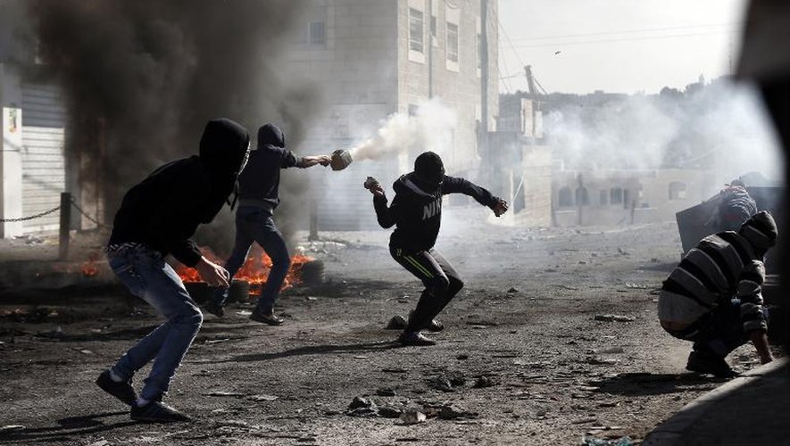 Des palestiniens affrontent les forces de sécurité israéliennes dans le camp de réfugiés de Shuafat à Jérusalem Est, le 7 novembre 2014