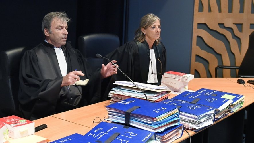 Le président Eric Cibiel (G) ouvre le procès en appel de cinq anciens dirigeants de la société PIP à Aix-en-Provence le 16 novembre 2015