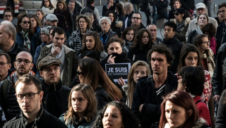 Minute de silence devant l'Hôtel de ville le 16 novembre 2015 à Lyon