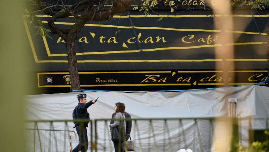 La façade de la salle de concert du Bataclan est encore cachée pour les besoins de l'enquête, le 15 novembre 2015 à Paris