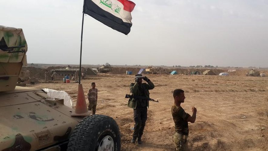 Des troupes irakiennes et des alliés kurdes et shiites tiennent un poste de contrôle dans la province de Diyala, porte d'entrée pour Bagdad, le 14 novembre 2014