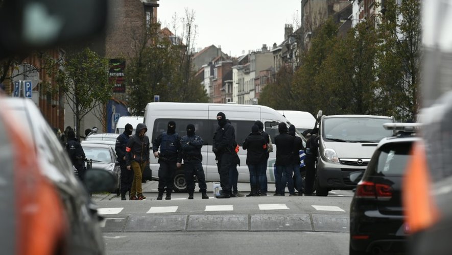 Des officiers de police lors d'une opération dans le quartier de Molenbeek à Bruxelles le 16 novembre 2015