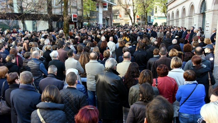 A Rodez, plusieurs centaines de personnes se sont réunies devant la préfecture.