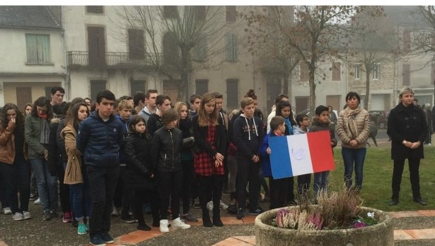 A Réquista, les jeunes du collège Saint Louis ont participé en nombre à la minute de silence, répondant à l'appel du Maire Michel Causse.