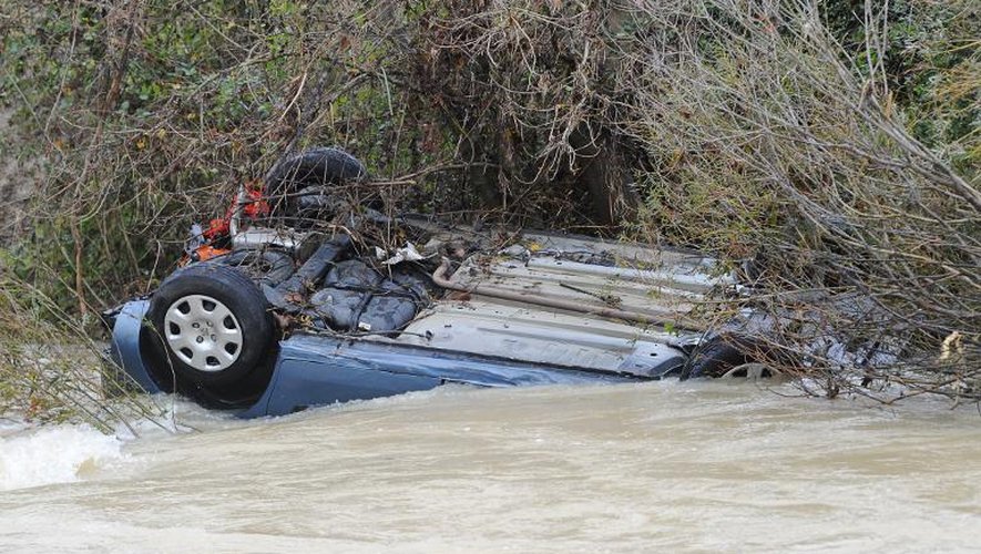 La voiture dans laquelle ont péri une mère et ses deux enfants près de Cruviers-Lascours, le 15 novembre 2014